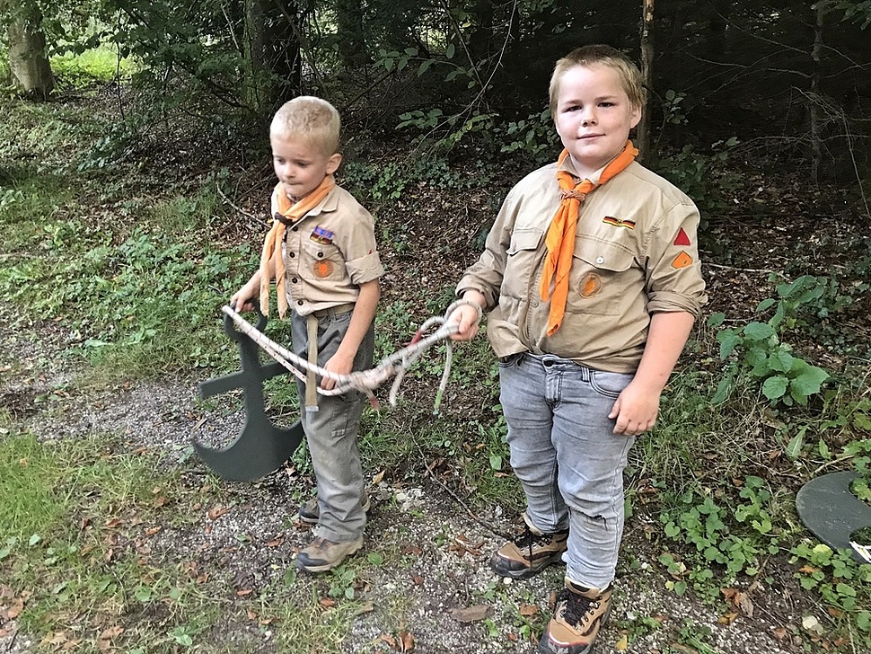 Kinder tragen Anker