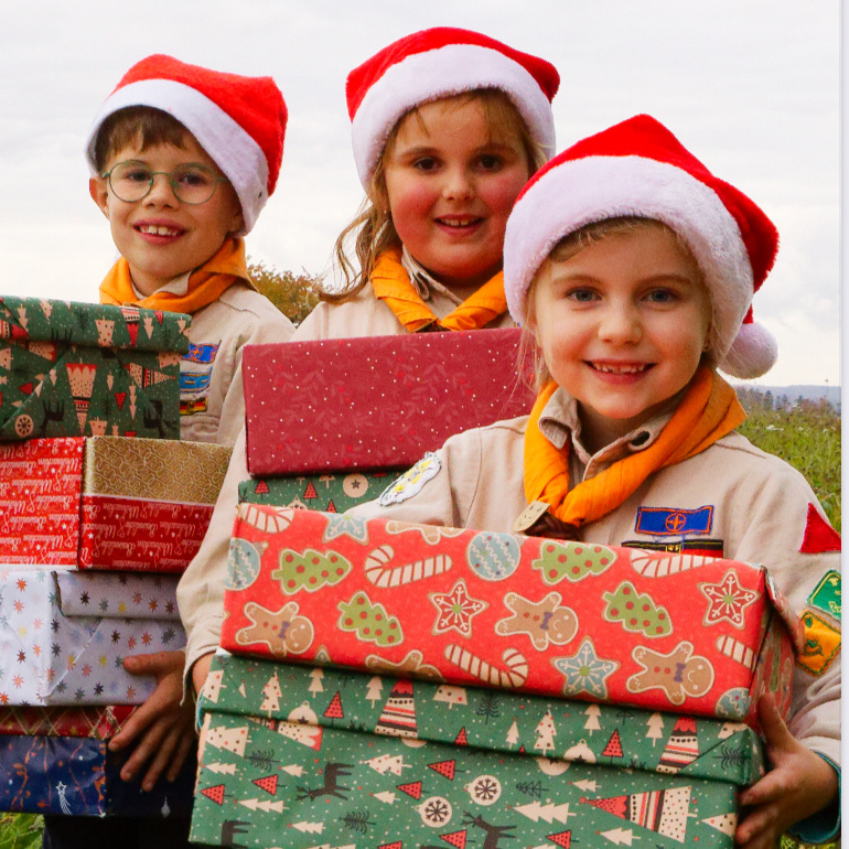 Wölflinge mit Geschenken Kinder mit Geschenken