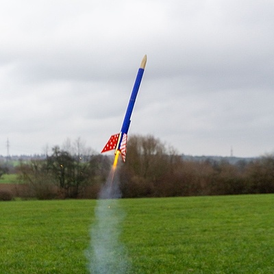 Richtige Rakete startet auf dem Winterlager der Pfadfinder