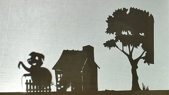 Ein Schweinchen, ein Haus und ein Baum wurden aus Karton ausgeschnitten