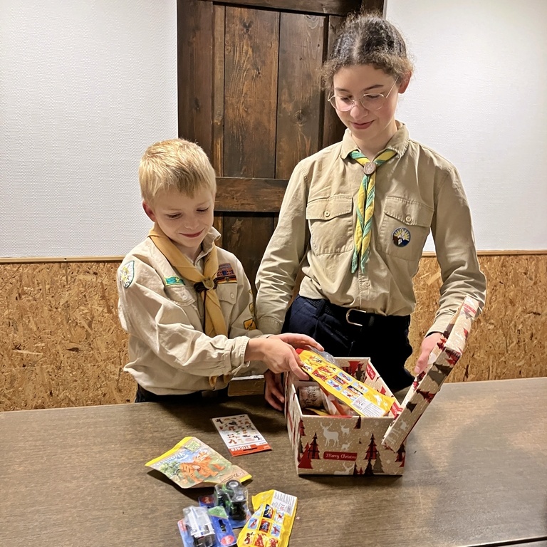 Pfadfinder verpacken Geschenke Geschenke werden verpackt