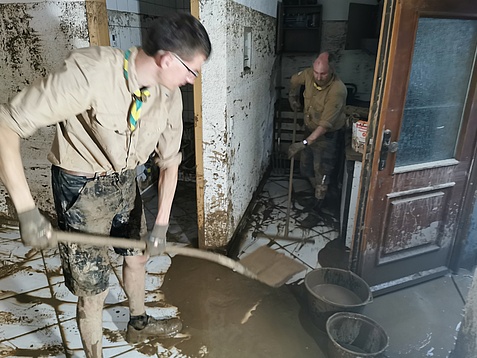 Pfadfinder helfen: Schlamm aus Kellern Schaufeln nach Hochwasser in Karlsbad