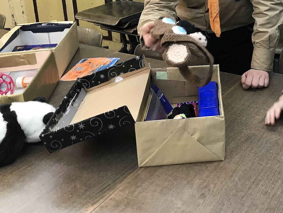 Gepackte Geschenke Schuhkartons werden gepackt