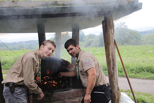 Kontrolle des Feuers im Pizzaofen