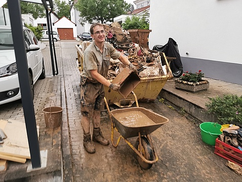 Pfadfinder helfen: Trümmer und Schlamm beseitigen nach Hochwasser in Karlsbad