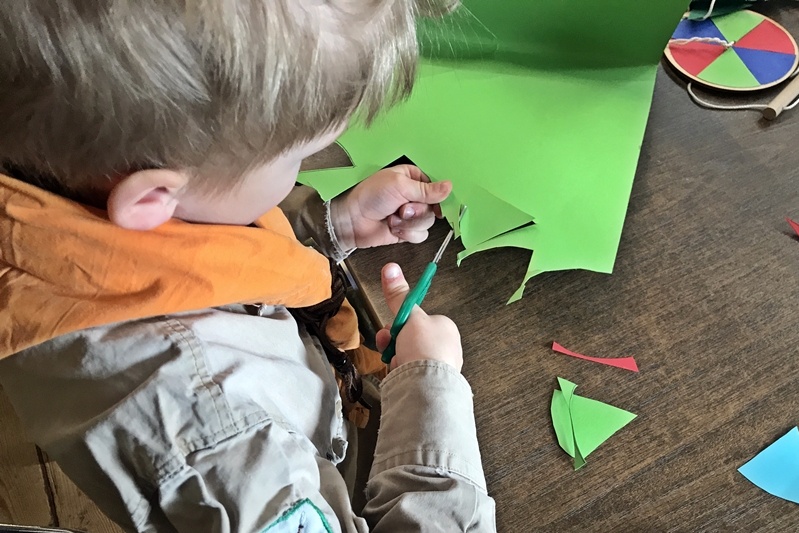 Ein Kind schneidet die Farbschnipsel für das Farbenrad aus