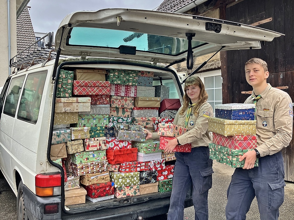 Verpackte Spenden werden eingeladen Geschenke werden verladen