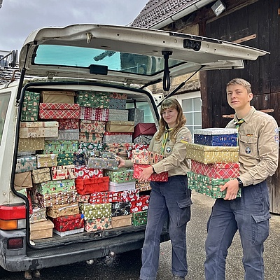Pfadfinder laden Geschenke ein
