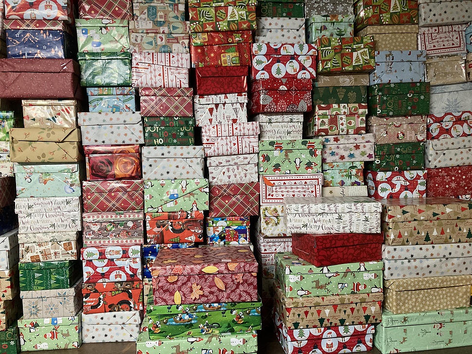 Stapel von bereits Verpackten Spenden Verpackte Geschenke auf einem Stapel