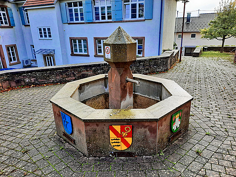 Brunnen bei der Ittersbacher Kirche