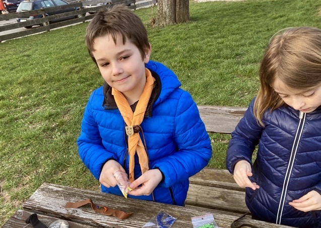 Hier sieht man zwei Kinder, die Stirnbänder basteln