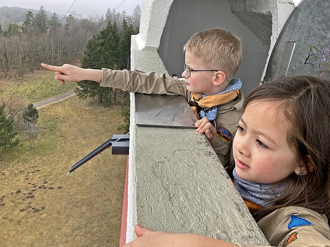 Kinder schauen vom Raichbergturm bei Albstadt 